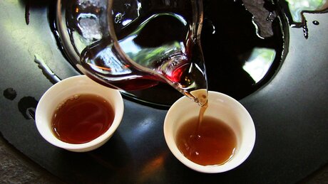 Brewing Pu'er and Dark Tea in a Teapot Brewing Pu'er and Dark Tea in a Teapot